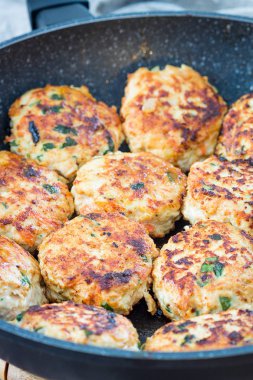 tavada kızarmış tavuk pirzola