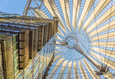 Berlin, Almanya - 23 Haziran: Sony Merkezi, Potsdamer Platz, Berlin, Almanya, futuristik çatı inşaat