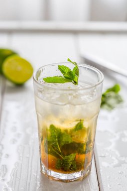 Mojito kokteyl ve malzemeler 