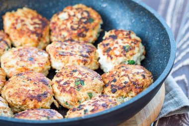 tavada kızarmış tavuk pirzola