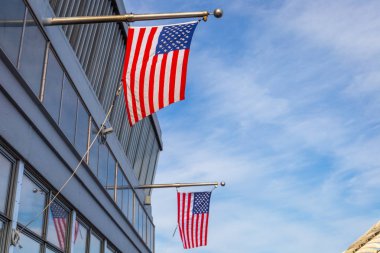 Empire State Binası üzerinde Amerikan bayrakları