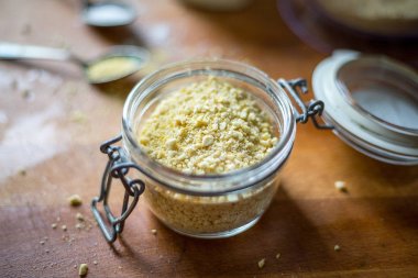 Cam Kavanoz içinde rendelenmiş kaju fıstığı