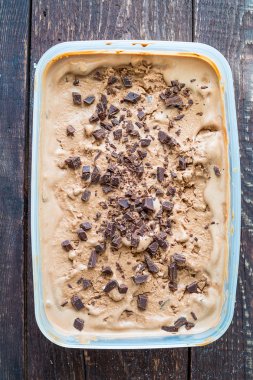 Çikolatalı dondurma plastik kap içinde 