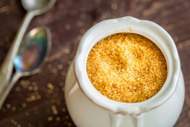 kahverengi şeker kabın içinde 