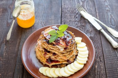 Berry kek nane ve muz dilimleri ile