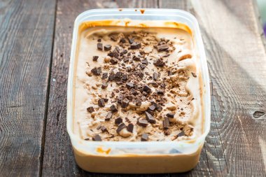 Çikolatalı dondurma plastik kap içinde 