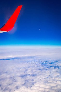 Şehirler ve bulutlar görünümünü kuşlar göz