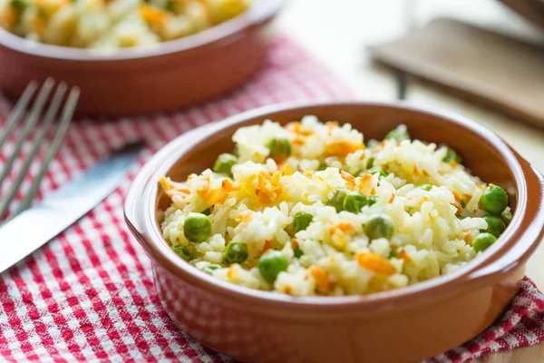 Рис з морквою і горохом — стокове фото