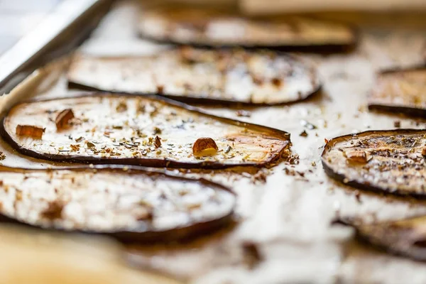 Berinjelas grelhadas saborosas com alho — Fotografia de Stock
