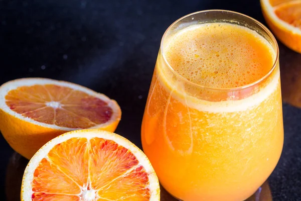 Sumo de laranja fresco e frutas — Fotografia de Stock