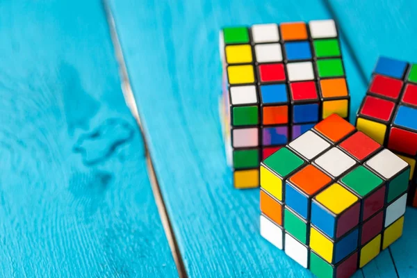 Rubiks κύβους σε φόντο — Φωτογραφία Αρχείου