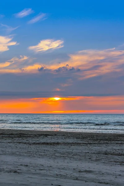 ロマンチックなビーチの夕日 — ストック写真