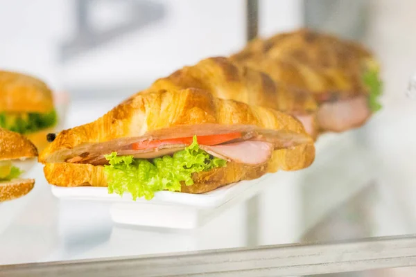 Свежий вкусный сендвич — стоковое фото