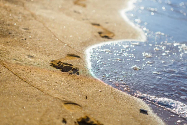 ビーチと波、足跡 — ストック写真