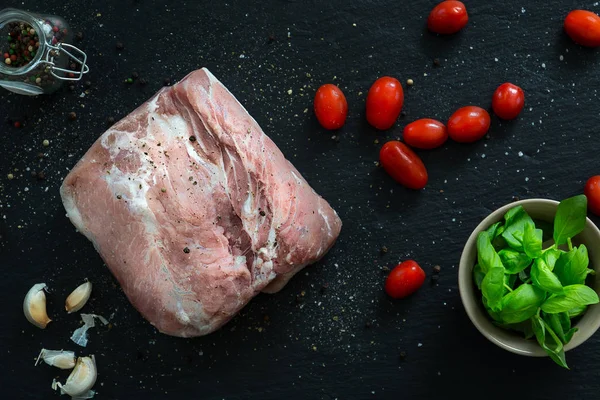 pişmemiş domuz eti biftek