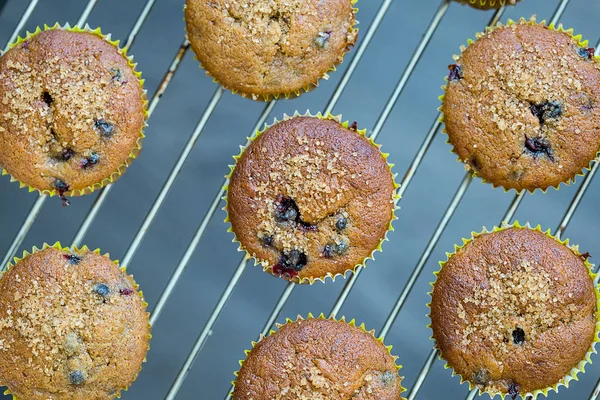 Bananen Muffins met bessen en honing — Stockfoto