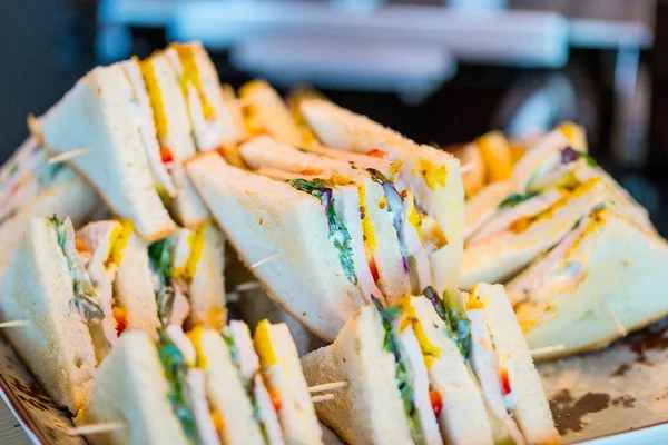 Свежий вкусный сендвич — стоковое фото
