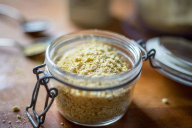 Cam Kavanoz içinde rendelenmiş kaju fıstığı