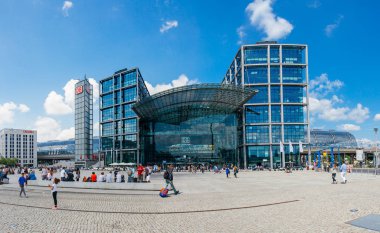 Berlin - 23 Haziran, 2016: panoramik Berlin ana istasyonu (Alman Hauptbahnhof).