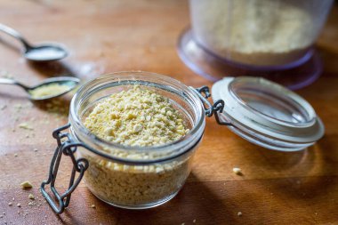 Cam Kavanoz içinde rendelenmiş kaju fıstığı