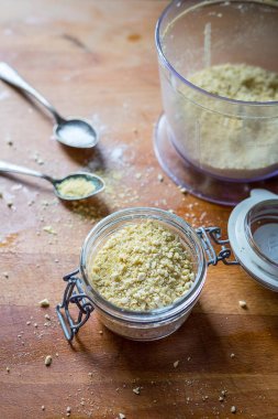 Cam Kavanoz içinde rendelenmiş kaju fıstığı