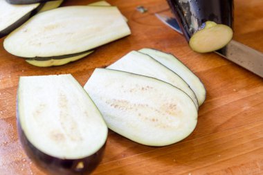 Taze doğranmış patlıcan