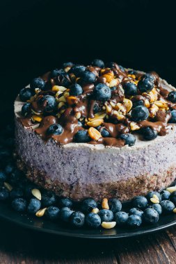 yaban mersini ve fındık ile doğum günü pastası 