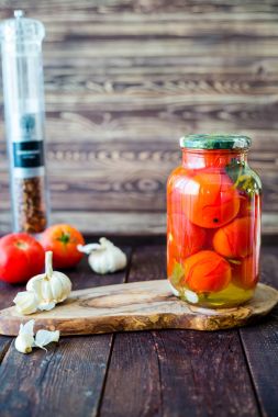 Lezzetli konserve ve taze domates