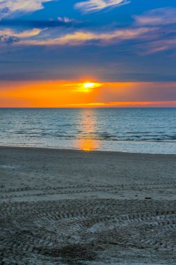 Romantik plaj günbatımı 