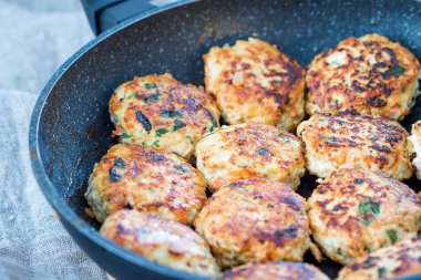 tavada kızarmış tavuk pirzola