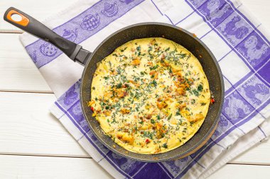 Otlar ile lezzetli omlet 