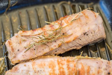 Bahçesinde ızgara biftek