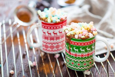 İki fincan çikolatalı kahve içmek 