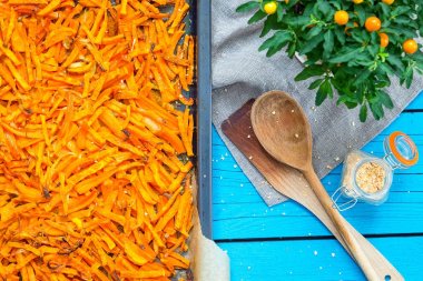 Turuncu tatlı patates kızartması