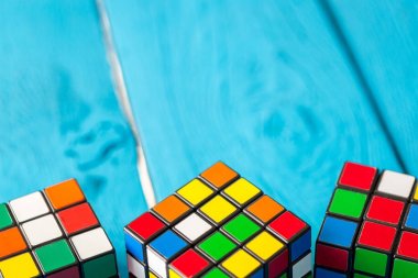 Rubiks küp arka plan üzerinde