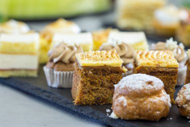 tatlı gri kesme tahtası üzerinde dilimlenmiş