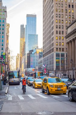 New York - 26 Aralık: Sarı taksiler Rides sokakta Manhattan, New York, ABD
