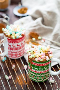 İki fincan çikolatalı kahve içmek 