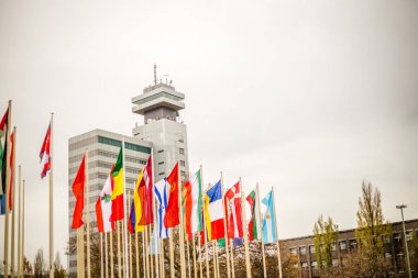 Şehir sokak arka plan bayrak ile