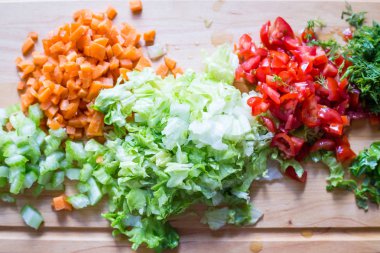 ahşap kesme tahtası üzerinde sebze  