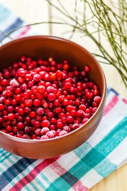  Arka plan üzerinde bir kasede kızılcık 