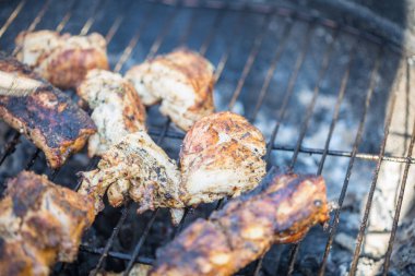 Bahçesinde ızgara biftek