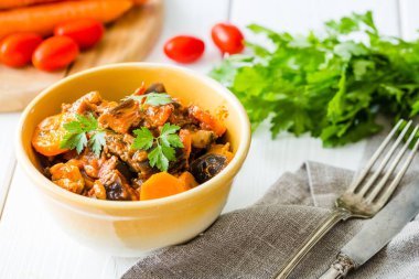 Soğan, patlıcan yahni havuç