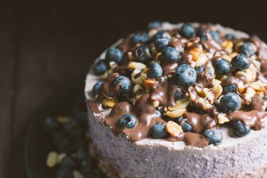 yaban mersini ve fındık ile doğum günü pastası 