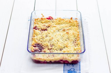 böğürtlen pasta pişmiş tavada 