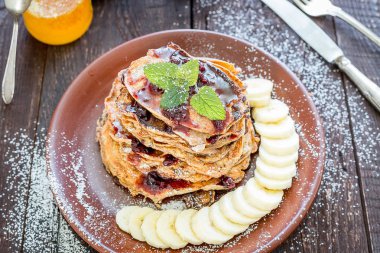 Berry kek nane ve muz dilimleri ile