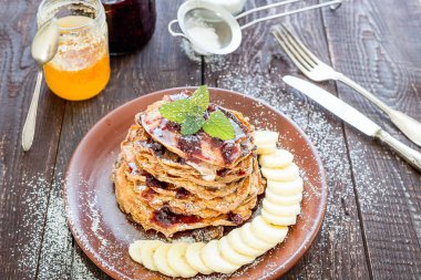 Berry kek nane ve muz dilimleri ile