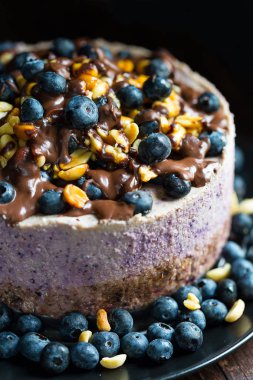 yaban mersini ve fındık ile doğum günü pastası 