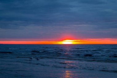 Okyanus parlak günbatımı