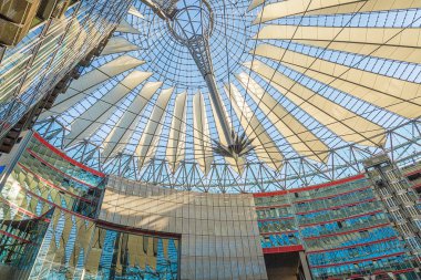 Sony Center fütüristik çatı inşaat